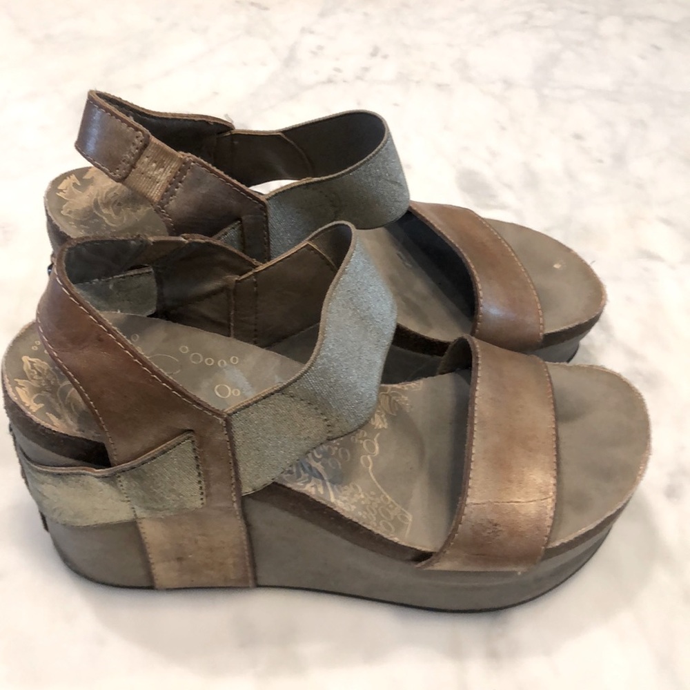 Gold OTBT bushnell wedge sandals